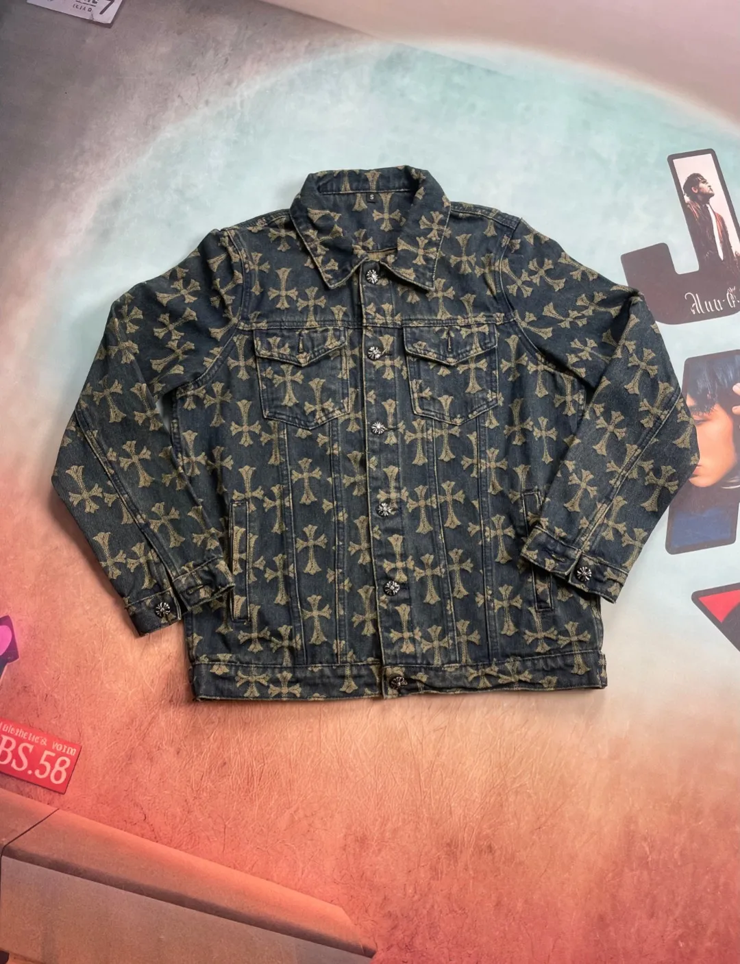 🅿️270 🔘Model No.-KL312 🔘Cro Heart𝐂𝐡𝐫𝐨𝐦𝐞 𝐇𝐞𝐚𝐫𝐭 CH All-over Printed Jacquard Denim Jacket* 2024 Autumn's original work - Cross-printed denim jacket, reconstructing the trend aesthetics with iconic symbols. The all-over dark yellow cross LOGO has been digitally printed and dyed with high precision, and is well-proportioned to release the brand's genes, breaking the monotonous pattern of traditional denim and interpreting low-key luxury. We select 100% denim cotton with heavy-weight thick yarn, and use a special washing process to create a crisp silhouette, taking into account the stiff texture and skin-friendly breathability. The silver buckle on the lapel is inlaid with the exclusive Sanskrit logo, and the custom hardware has undergone multiple polishing treatments, showing precision craftsmanship when opening and closing. The dropped shoulder cut is suitable for various body shapes, and the same design for couples achieves a common style. The quality is fully certified by three standards, which is different from the replica version on the market. From the wiring density to the printing and dyeing fastness, it all reaches professional standards. Wear a knitted sweater inside to create an urban yuppie style, and layer a sweatshirt to unlock street coolness. It is versatile and suitable for all seasons, and injects a pioneering attitude into high-end wear.  Size: S M L XL (46.48.50.52) Color: Blue